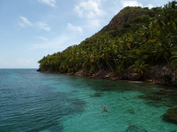 Refrescando-se no mar paradisíaco da Isla Santa Catalina, no caribe colombiano